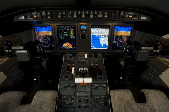 Challenger 605 pilot interior