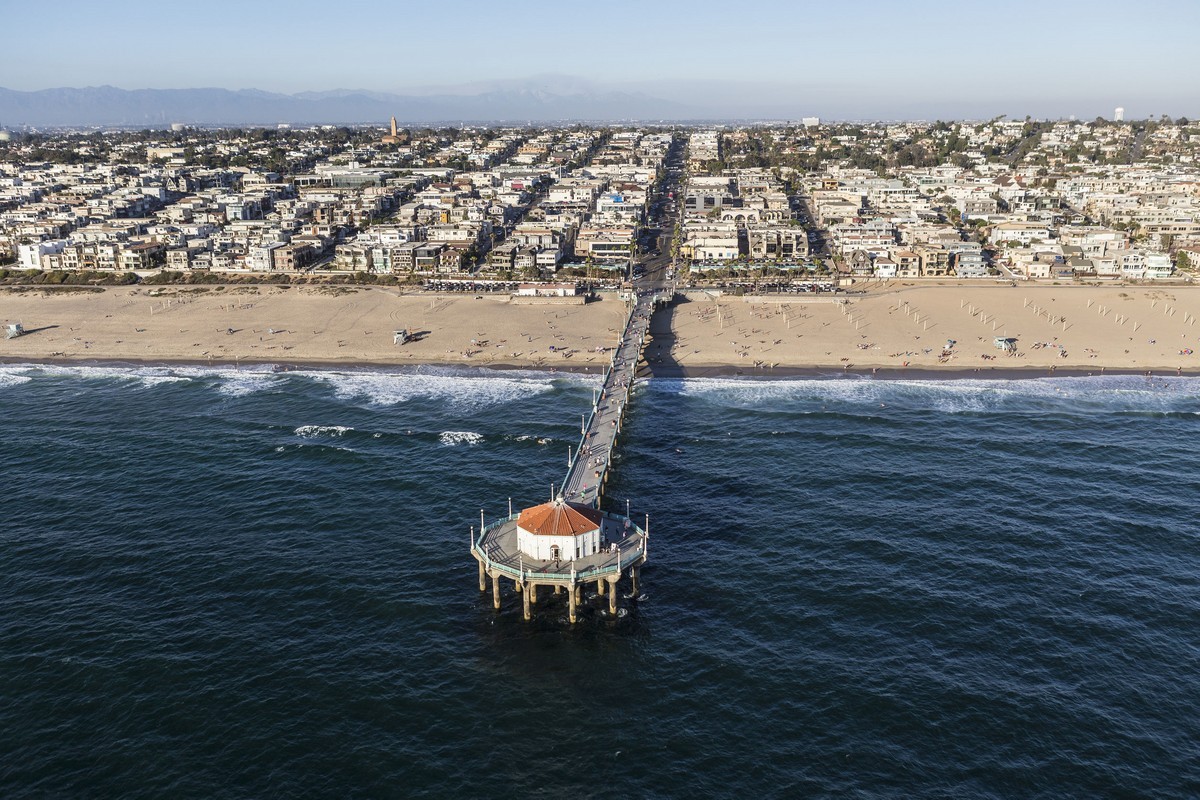 closest airport to manhattan beach ca