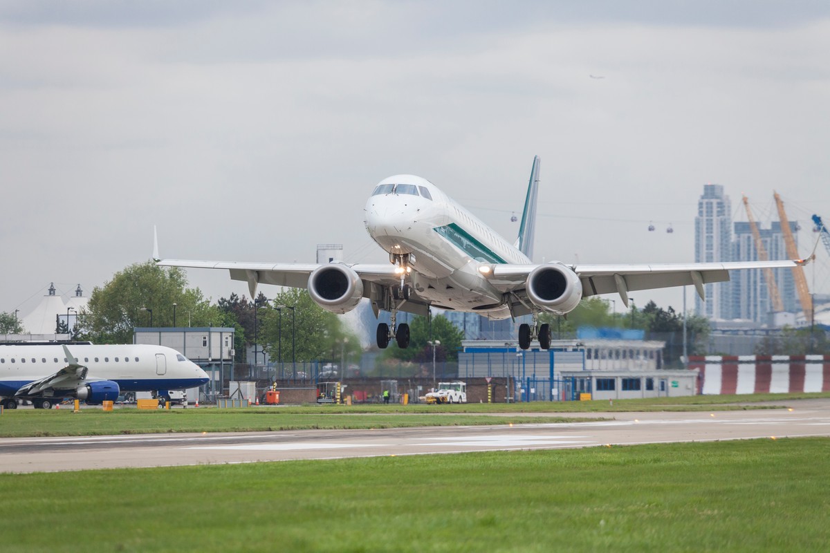 What airports to fly into for this years super bowl