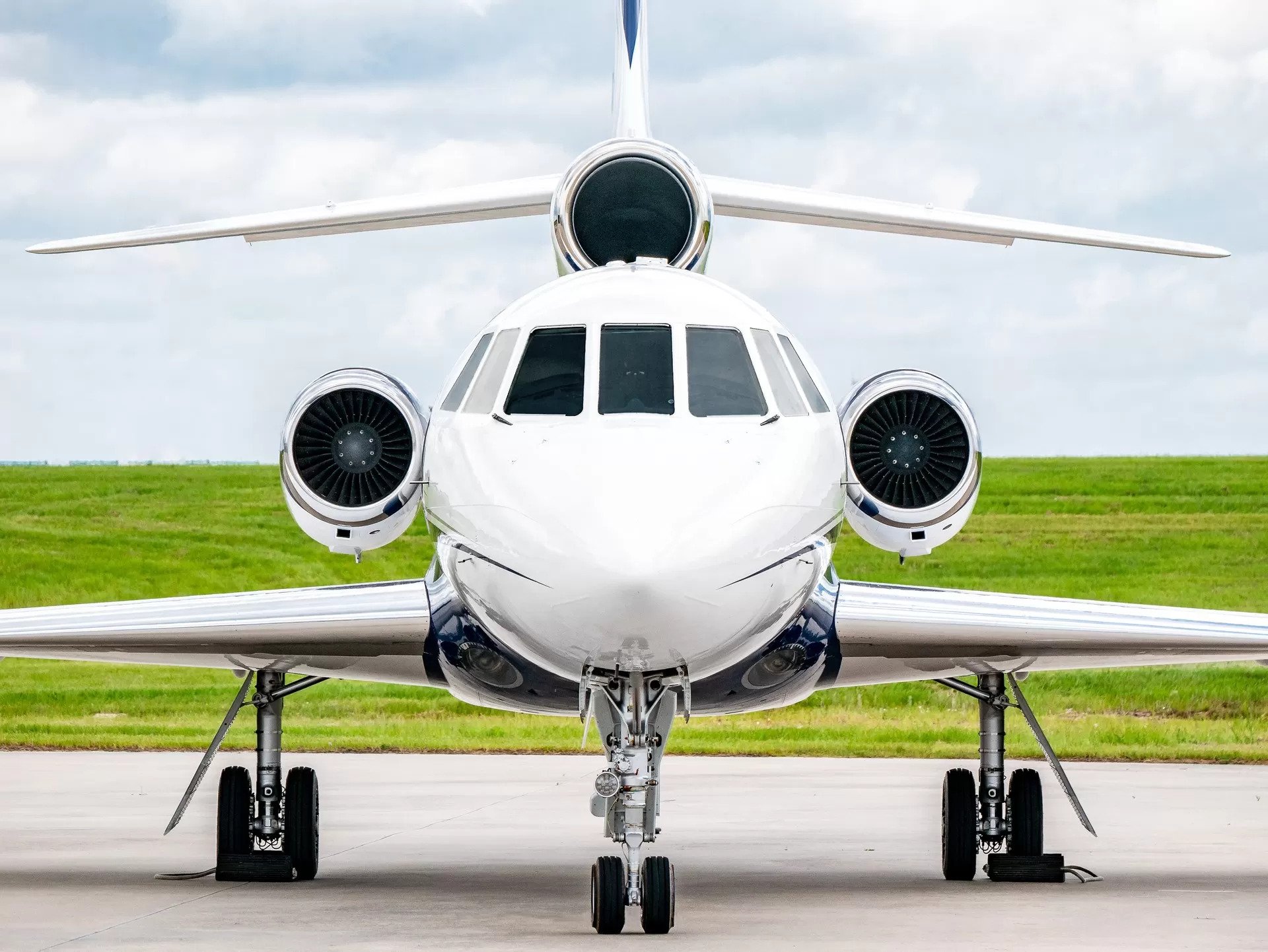 Flugzeug chartern ✈ Privatflugzeug chartern ✈ Private Jet Brooker Aerox